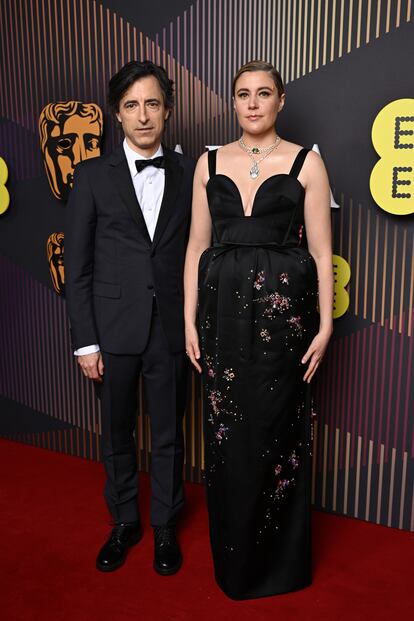 Noah Baumbach y Greta Gerwig, coordinados de negro. La pareja estaba nominada en la categoría de mejor guion original por 'Barbie'. Gerwig eligió una de las tendencias de la temporada, el escote corazón, con este vestido de Erdem.