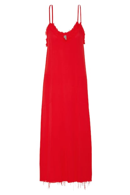 Raquel Allegra firma este slip dress rojo con detalle deshilachado en el escote y el bajo. Cuesta 460 euros.