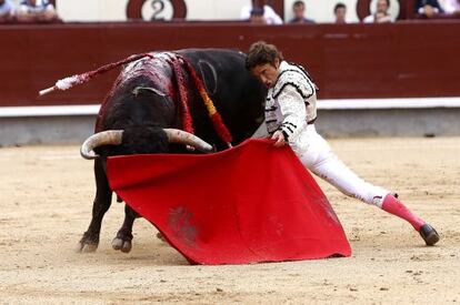 Fernando Robleño durante la faena a su primer toro.