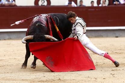 Fernando Roble&ntilde;o durante la faena a su primer toro.