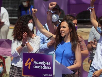 La ministra española de Derechos Sociales, Ione Belarra (a la derecha de la imagen), en un discurso durante la IV Asamblea de Podemos, en Alcorcón (Madrid), el pasado 13 de junio.