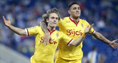 Halilovic celebra amb Sanabria el primer gol de l'Sporting.