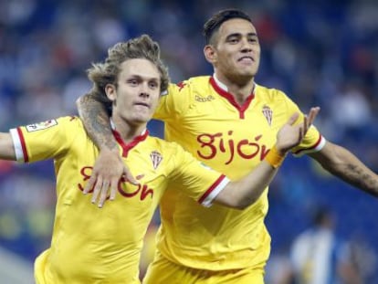 Halilovic celebra amb Sanabria el primer gol de l'Sporting.