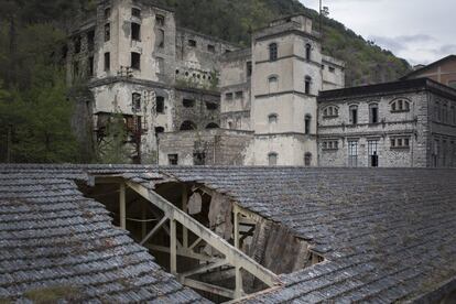 Ruinas de una antigua fábrica en Papigno, Terni.