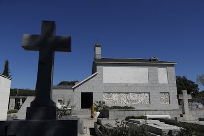 El sepulcro de Francisco Franco se encuentra a tres metros de profundidad, en un suntuoso sótano funerario y con capacidad para albergar, todavía, una decena más de sepulturas.