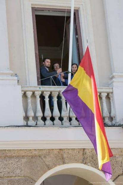 El alcalde de Cádiz iza la bandera republicana en el Ayuntamiento en 2016.