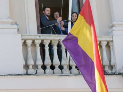 El alcalde de C&aacute;diz iza la bandera republicana en el Ayuntamiento en 2016.