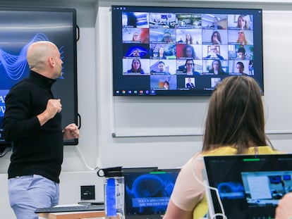 Aulas con el nuevo formato híbrido en IE Business School.