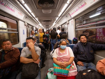 Viajeros en el metro de Ciudad de México, en enero de 2023.