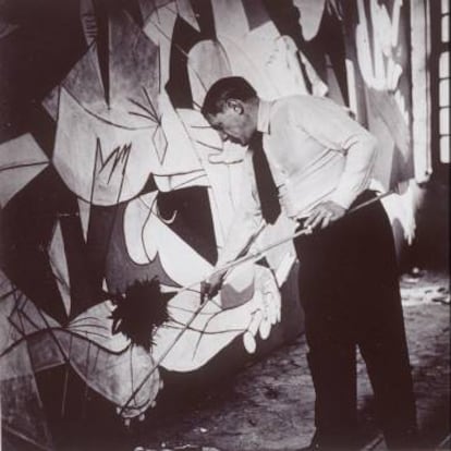 Fotografía tomada por Dora Maar a Picasso en el taller del pintor durante la elaboración del 'Guernica'.