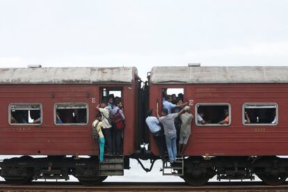 Gente se desplaza en tren a trabajar en Colombo, Sri Lanka.