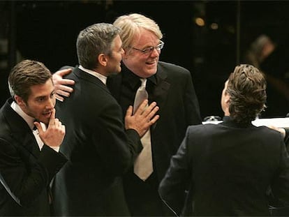 Philip Seymour Hoffman, en el centro, Oscar al mejor actor por <i>Capote,</i> es felicitado por George Clooney, Jake Gyllenhaal (izquierda) y Heath Ledger (derecha). De espaldas, Joaquin Phoenix.