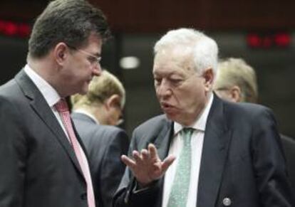 El ministro español de Asuntos Exteriores, José Manuel García-Margallo (dcha), conversa con su homólogo eslovaco, Miroslav Lajcak (izq), antes del inicio de la reunión del consejo de ministros de Exteriores de la Unión Europea en Bruselas (Bélgica). EFE/Archivo