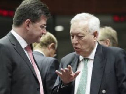 El ministro español de Asuntos Exteriores, José Manuel García-Margallo (dcha), conversa con su homólogo eslovaco, Miroslav Lajcak (izq), antes del inicio de la reunión del consejo de ministros de Exteriores de la Unión Europea en Bruselas (Bélgica). EFE/Archivo