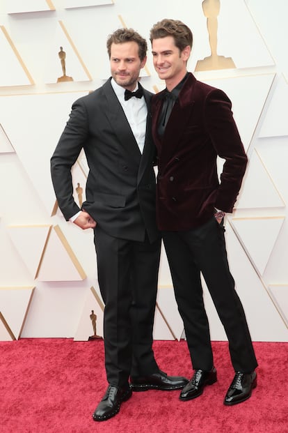 Jamie Dornan y Andrew Garfield posan en los Oscar de 2022: antes de ser sendas estrellas de cine fueron compañeros de piso. Y parece que, en su caso, bien avenidos.