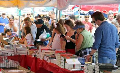 Asistentes a una edici&oacute;n anterior de la Feria del Libro de Miami.