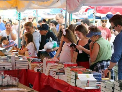 Asistentes a una edici&oacute;n anterior de la Feria del Libro de Miami.