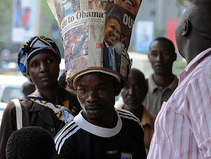 Un keniano se pasea con un sombrero hecho con periódicos que informan de la victoria de Obama.