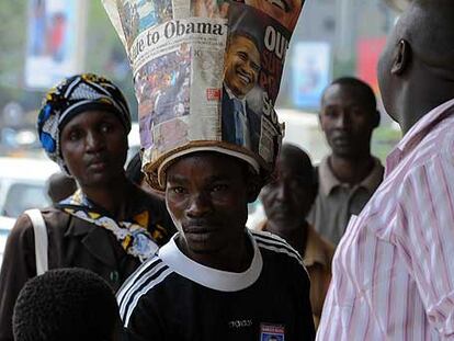 Un keniano se pasea con un sombrero hecho con periódicos que informan de la victoria de Obama.