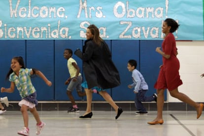 La primera dama de EE UU, Michelle Obama (derecha), y la de México, Margarita Zavala, en una escuela de Maryland.
