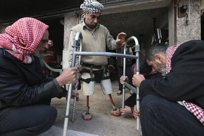 Abu Mazen, de 40 años, que perdió sus piernas en un bombardeo, recibe ayuda en la Fundación de Caridad de Duma especializada en prótesis. El centro produce prótesis de diferentes materiales, incluyendo armas, maniquíes de plástico y las ofrece a las personas más necesitadas.