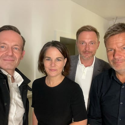 Desde la izquierda, Volker Wissing, secretario general del FDP; Annalena Baerbock, copresidenta de Los Verdes; Christian Lindner, presidente del FDP, y Robert Habeck , copresidente de los Verdes, en una imagen obtenida de sus redes sociales.