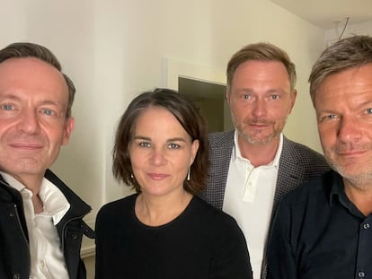 Desde la izquierda, Volker Wissing, secretario general del FDP; Annalena Baerbock, copresidenta de Los Verdes; Christian Lindner, presidente del FDP, y Robert Habeck , copresidente de los Verdes, en una imagen obtenida de sus redes sociales.