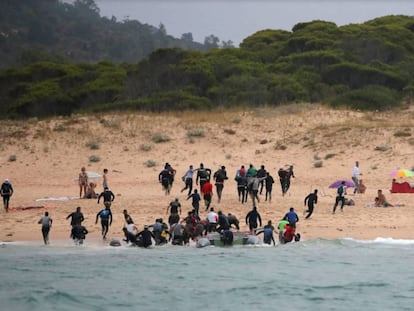Grupo de migrantes que han conseguido llegar hasta la Playa del Cañuelo en Tarifa, el pasado julio.