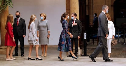 Los reyes Felipe VI y Letizia y sus hijas la princesa Leonor y la infanta Sofía son recibidos por varias autoridades a su llegada al hotel Reconquista de Oviedo.