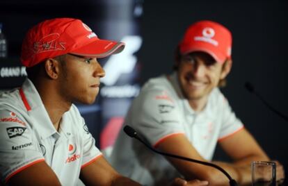 Lewis Hamilton, junto a su compañero Jenson Button, durante una rueda de prensa.