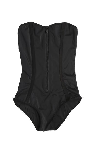 Ba?ador en negro con cremallera frontal, de Oysho. (25,99 euros).