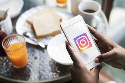 Uso de Instagram en un móvil