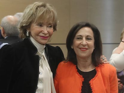 María Teresa Fernández de la Vega (izquierda) junto a Margarita Robles.