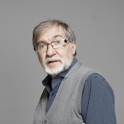 <p><b>Joaquín Arozamena</b></p><p>El periodista es un rumiante, asegura Arozamena (Madrid, 1944). Sostiene que hay que recibir la información, digerirla y contarla. Así actuó en el intento de golpe de Estado del 23-F. Unos tiros y un “¡quieto todo el mundo!” cambiaron el curso de aquel día. “Hablemos claro. Me acojoné”. Recopiló teletipos, se sentó frente a la cámara y le dijeron: “Joaco, ya están aquí”. Eran los militares. Pidió a sus compañeros que si entraban en el plató le dieran una patada por debajo de la mesa y cambiaría de tema. No hizo falta. No llegaron a entrar.</p>