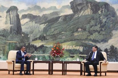 El director de la Organización Mundial de la Salud (OMS), Tedros Adhanom, con el presidente chino Xi Jinping, en Pekín el pasado 28 de enero.