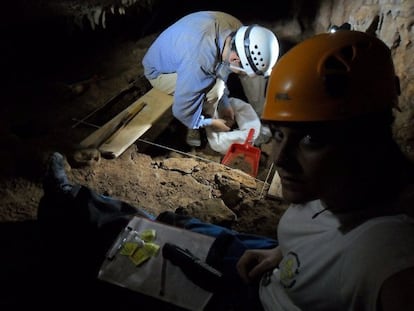 Mariana Nabais (foreground) and another IPHES researcher excavate Neanderthal food remnants.