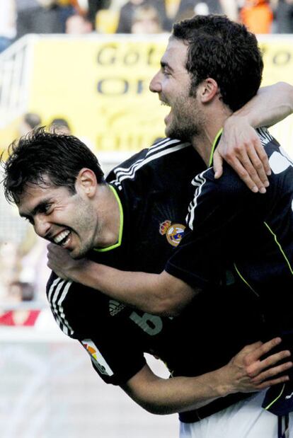 Higuaín felicita a Kaká tras uno de sus goles en Mestalla.