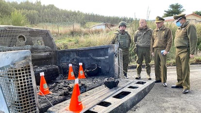 Carabineros and corps commander Ricardo Yáñez in front of the burned truck, on April 27 in Biobío.