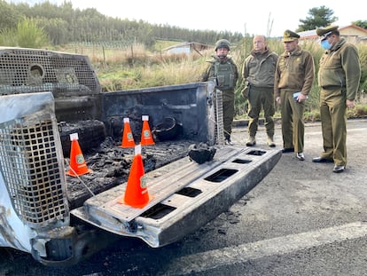 Carabineros y el director Ricardo Yáñez frente a una camioneta quemada, el 27 de abril en el Biobío.