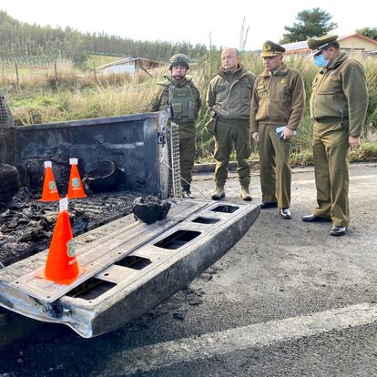 Carabineros and corps commander Ricardo Yáñez in front of the burned truck