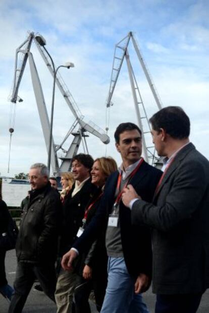 El secretario general del Partido Socialista, Pedro Sánchez, con el líder gallego, José Ramón Gómez Besteiro, en su visita a Ferrol.