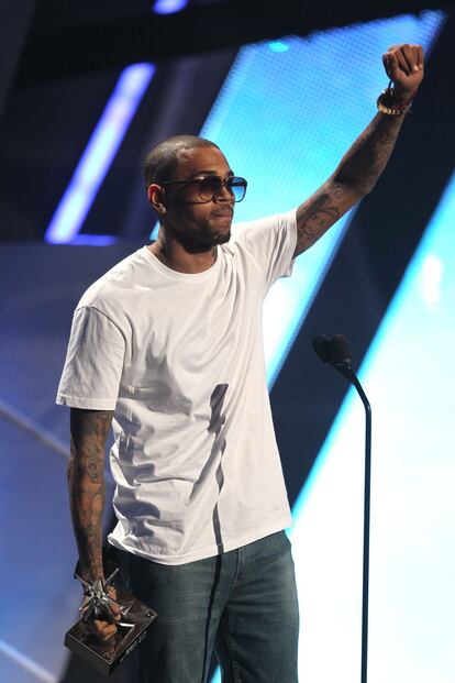 Chris Brown, que interpretó su éxito Turn Up the Music de su nuevo álbum Fortune, se hizo con el premio al mejor artista masculino.