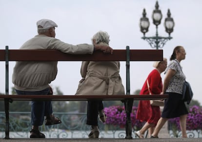 Os franceses estão entre os cidadãos europeus mais longevos. Sua expectativa de vida ultrapassa os 82 anos e meio. Além disso, podem se orgulhar de uma das mais baixas taxas de obesidade entre os países da OCDE. Na foto, um casal de aposentados conversa em um banco perto do lago Enghien-les-Bains, ao norte de Paris.