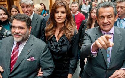 Kusnirovich pasea por el centro comercial GUM, de su propiedad, junto a la modelo Cindy Crawford y el presidente de la marca relojera Omega, durante la inauguración de su tienda.