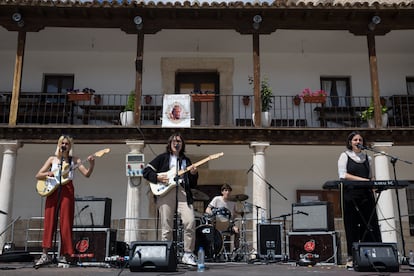 Inauguración del ciclo Sesion Vermú Primavera en Colmenar de Oreja, con la actuación de Aiko El Grupo Foto.