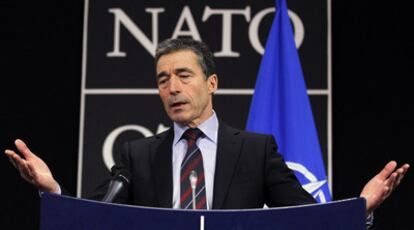 El secretario general de la Alianza Atlántica, Anders  Fogh Rasmussen, en rueda de prensa en Bruselas.