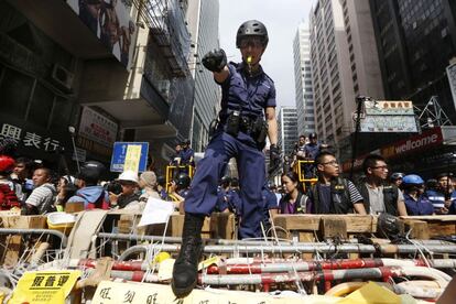 Un policía encima de una de las barricadas instaladas en el distrito financiero de Mong Kok en Hong Kong.