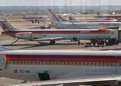 Varios aviones aguardan el despegue en una de las terminales del aeropuerto de Barajas.