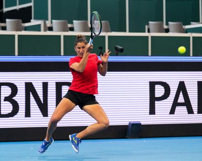 Sara Sorribes pelotea durante un entrenamiento en el O2 de Praga. / RFET