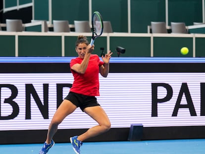 Sara Sorribes pelotea durante un entrenamiento en el O2 de Praga. / RFET